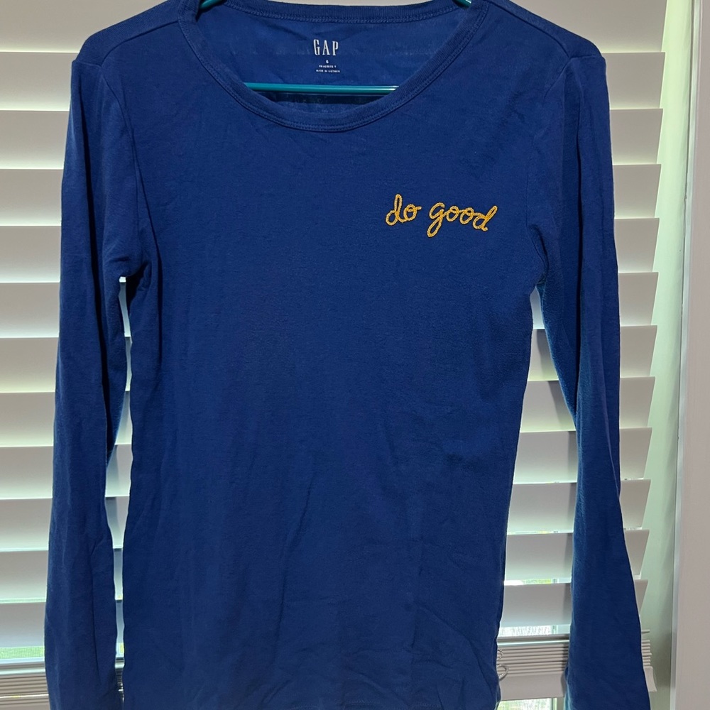 Blue gap do good long sleeve T-shirts are small